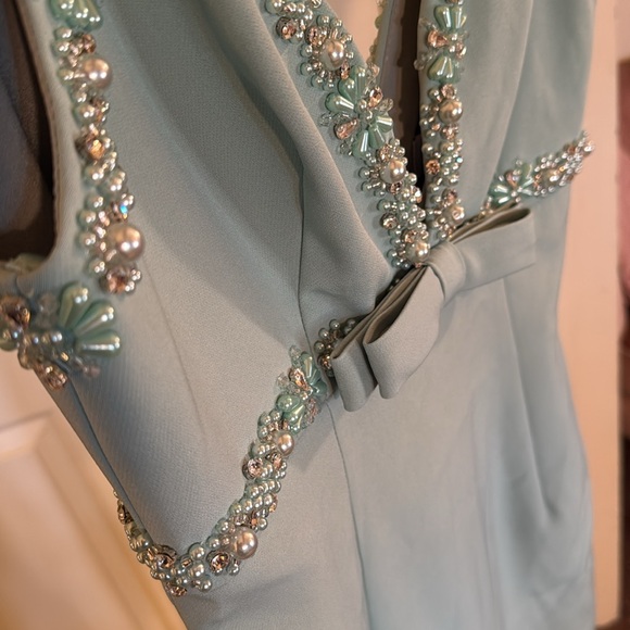 MAC DUGGAL
Green Crepe Fitted Midi Dress With Bow And Beaded Trim - Picture 6 of 15